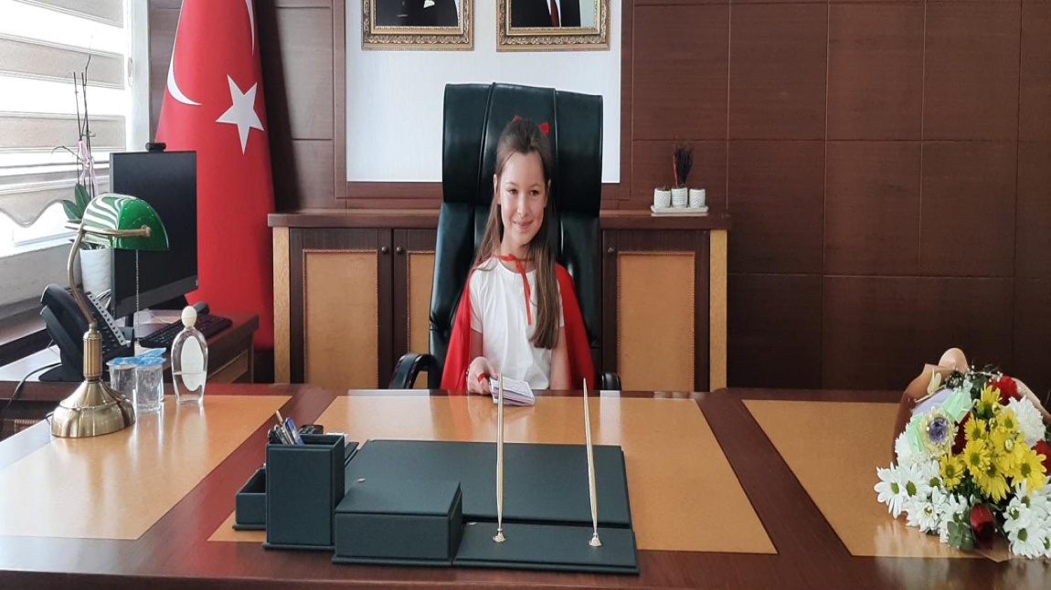 Öğrencimiz 23 Nisan'da Kaymakamlık Koltuğuna Oturdu