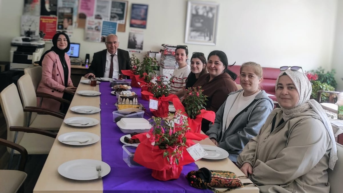 Okul Aile Birliği Üyelerine Anneler Günü Sürprizi